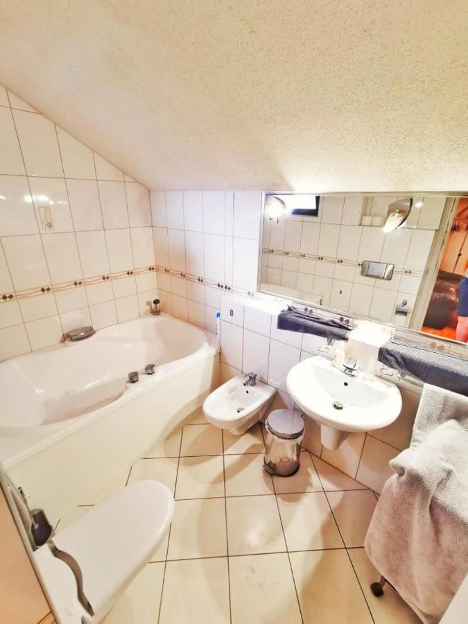 Apartman Poirot Balcony Erd Exterior foto